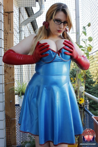 Curvy Rubber Babe With Glasses 3