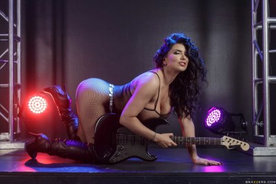 Busty Rocker Babe Romi Rain 14