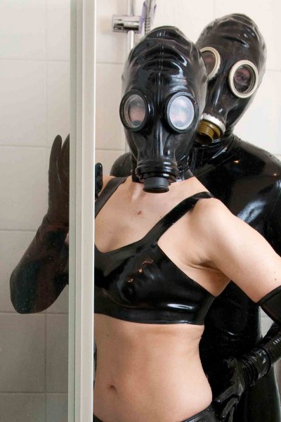 Gasmask Lesbian Rubber Girls 1