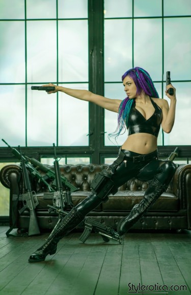 Inked Latex Hottie With Guns 4
