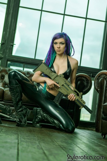 Inked Latex Hottie With Guns 5