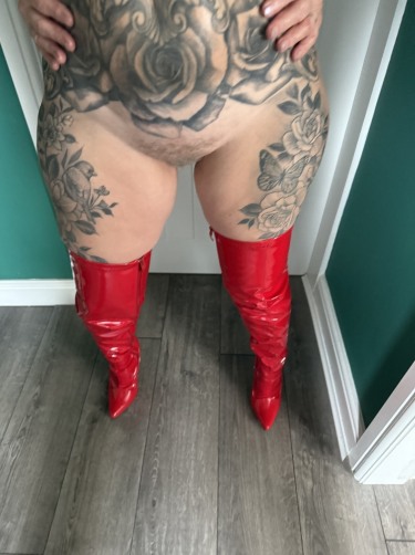 Inked Milf In Red Hot Pvc Boots And Baby Oil 11