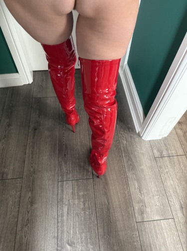 Inked Milf In Red Hot Pvc Boots And Baby Oil 13