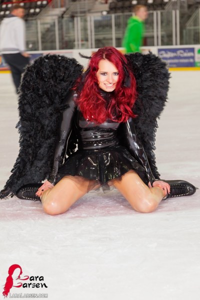 Lara Larsen In Black Swan On Ice 2