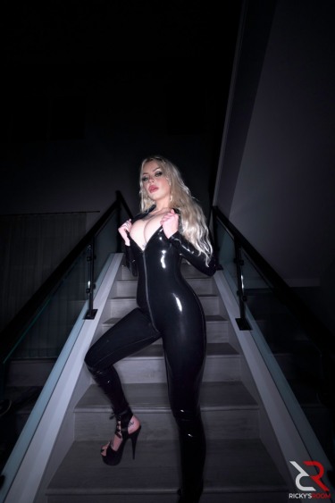 Nichole Saphir In Unzip For Easy Access 10