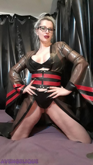 Selfie Time Rubber Geisha 5