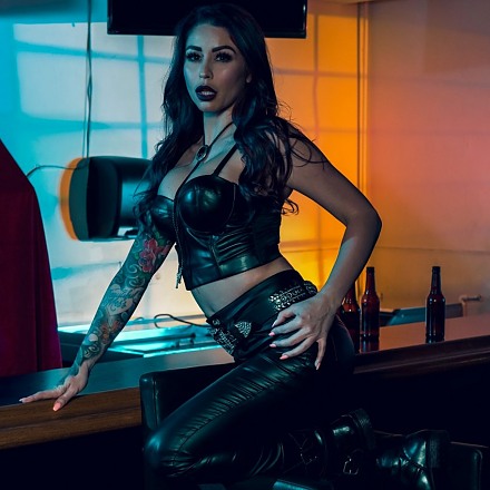 Inked Leather Babe Monique Alexander Gets Her Feet Licked By A Kinky Bartender